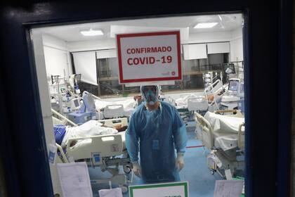 Un trabajador de la salud atiende a pacientes infectados con la enfermedad por coronavirus (COVID-19) dentro de una Unidad de Cuidados Intensivos del hospital Posta Central en Santiago, Chile, el 9 de junio de 2020. Fotografía tomada el 9 de junio de 2020