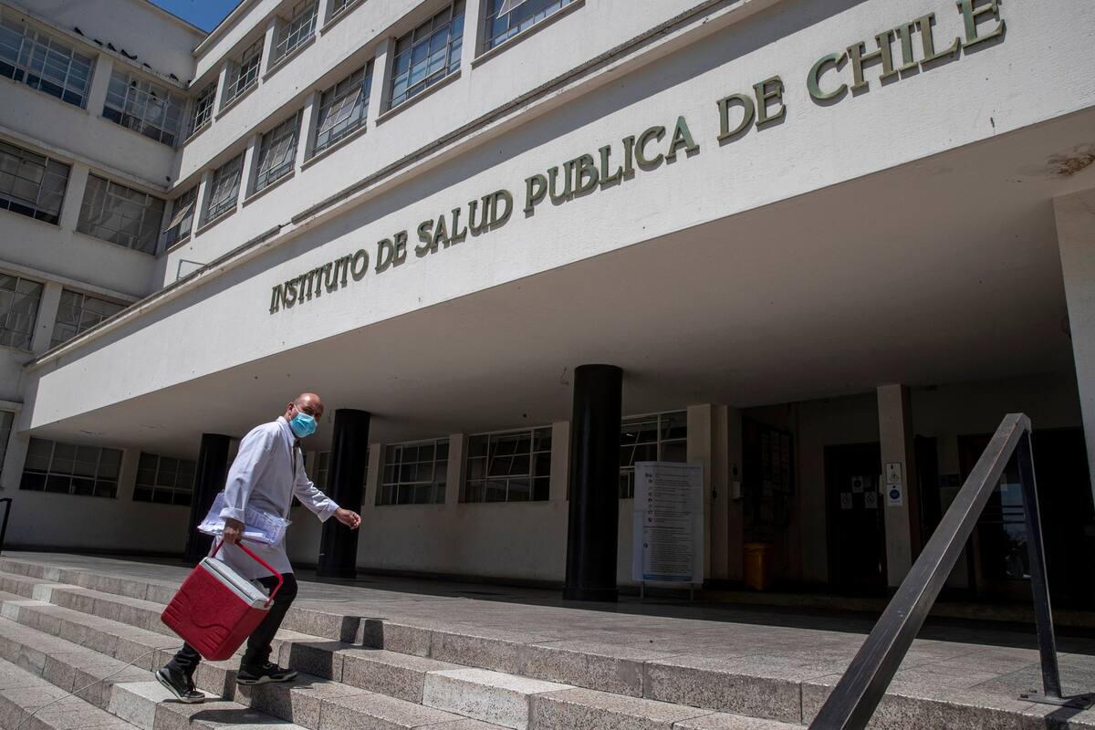 Un trabajador de la salud camina hacia el Instituto de Salud Pública de Chile, en Santiago, el miércoles 20 de enero de 2021