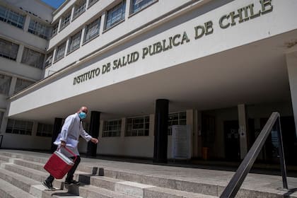 Un trabajador de la salud camina hacia el Instituto de Salud Pública de Chile, en Santiago, el miércoles 20 de enero de 2021