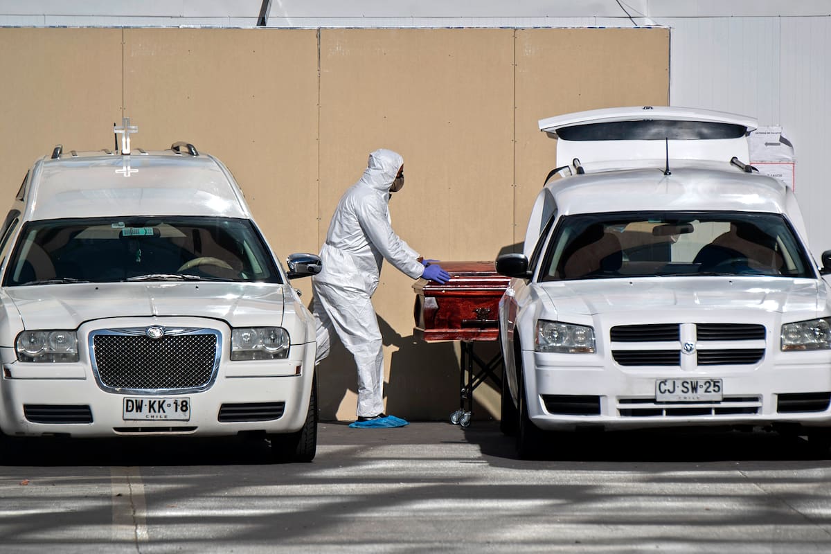 Un trabajador de la salud empuja un ataúd fuera de la morgue del hospital público de San José, en medio de la propagación del coronavirus en Santiago de Chile, el 5 de junio de 2020