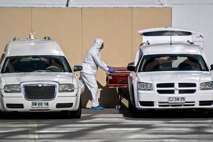 Un trabajador de la salud empuja un ataúd fuera de la morgue del hospital público de San José, en medio de la propagación del coronavirus en Santiago de Chile, el 5 de junio de 2020