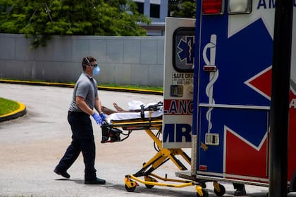 Un trabajador de la salud en el Jackson Memorial Hospital de Miami. Florida vive un auge de casos por la variante delta.