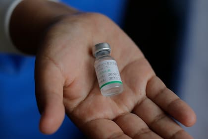Un trabajador de la salud peruano muestra una dosis de la vacuna Coronavac, durante el primer día de vacunación, en Lima, el 9 de febrero de 2021