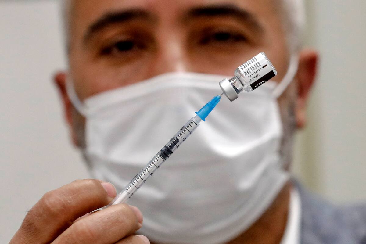 Un trabajador de la salud prepara una dosis de la vacuna Pfizer-BioNtech contra el coronavirus en Clalit Health Services, en el barrio palestino de Beit Hanina, en el este de Jerusalén, Israel, el 3 de febrero de 2021