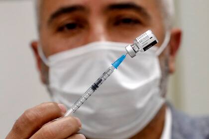 Un trabajador de la salud prepara una dosis de la vacuna Pfizer-BioNtech contra el coronavirus en Clalit Health Services, en el barrio palestino de Beit Hanina, en el este de Jerusalén, Israel, el 3 de febrero de 2021