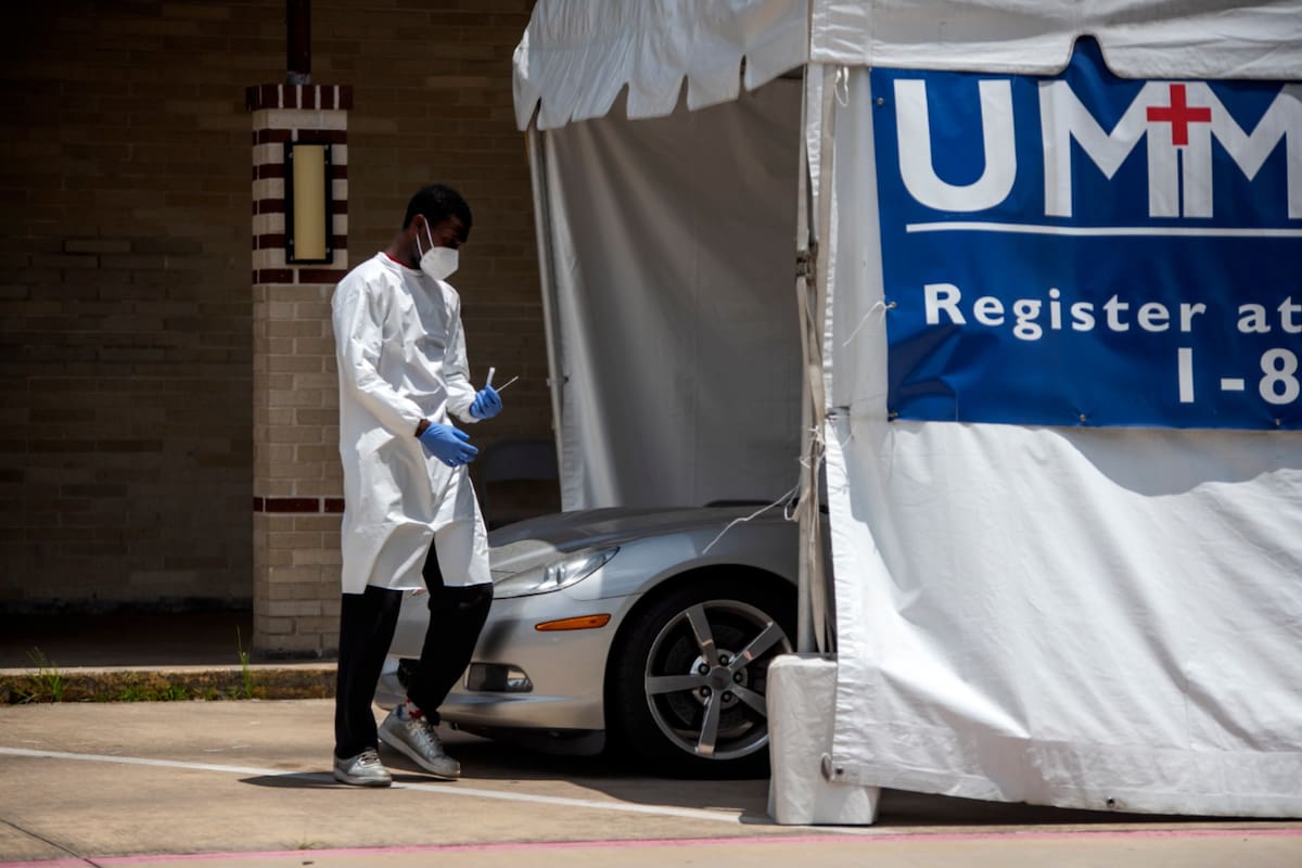 Un trabajador de la salud se prepara para realizar una prueba de coronavirus en un sitio de pruebas en la escuela secundaria Cullen, en Houston, Texas, la semana pasada