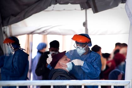 Un trabajador de la salud toma el hisopado de un hombre para la prueba de coronavirus en Córdoba Capital (Covid-19). Foto: Daniel Bustos / ZUMA Wire / dpa