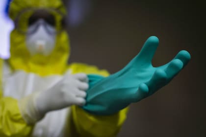 Un trabajador de la salud toma las precauciones necesarias para evitar contagiarse de ébola