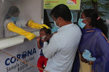 Un trabajador de la salud toma una muestra de hisopado nasal en un centro de pruebas de COVID-19 en Hyderabad, India, el viernes 23 de octubre de 2020.