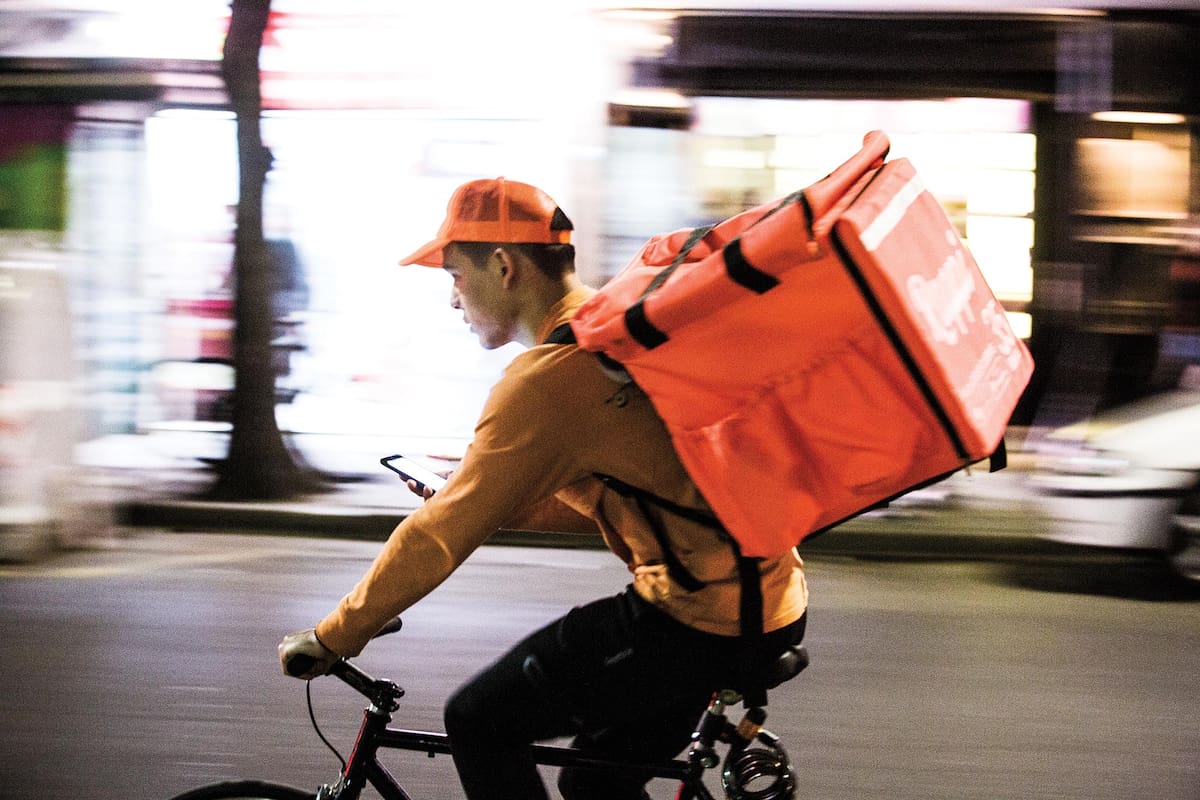 Un trabajador de Rappi cruza la ciudad