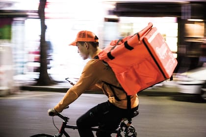 Un trabajador de Rappi cruza la ciudad