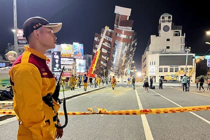 Un trabajador de rescate se encuentra cerca del sitio acordonado de un edificio inclinado después de un terremoto en Hualien, al este de Taiwán, el 3 de abril de 2024.