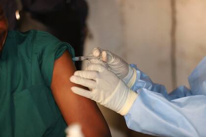 Un trabajador de salud administra una inyección de la vacuna contra el ébola