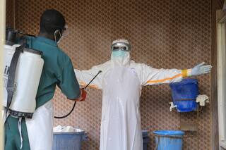 El brote de ébola en Congo supera los 10.000 casos mientras autoridades buscan frenar su expansión