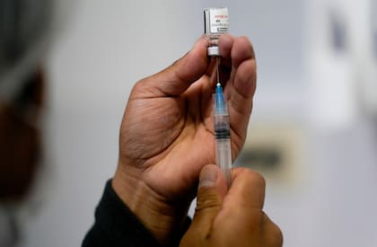 Un trabajador de salud prepara una vacuna Pfizer contra el COVID-19
