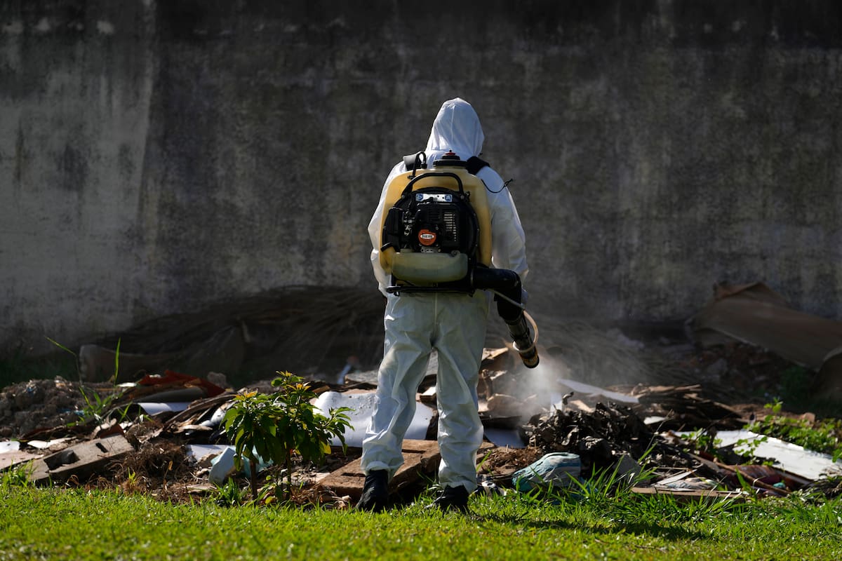 Un trabajador de salud pública fumiga el terreno de una escuela pública como parte de una campaña contra los mosquitos portadores del dengue en el vecindario de Sao Sebastiao de Brasilia