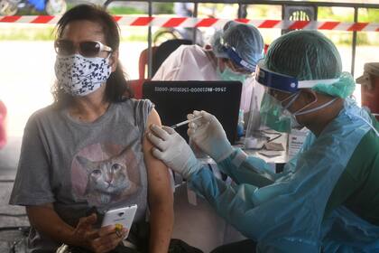Un trabajador del sector salud administra una dosis de la vacuna contra el COVID-19 en Bangkok, Tailandia