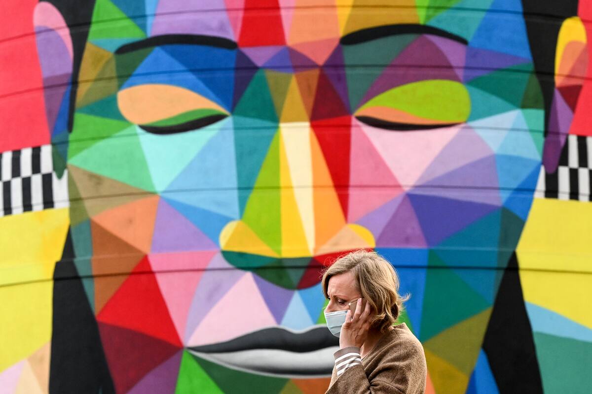 Un trabajador desinfecta una sala de teatro antes de la reapertura programada de las salas de cine el 15 de octubre en Mumbai