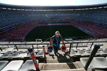 Un trabajador en el Estadio Azteca en la Ciudad de México (AP Foto/Marco Ugarte)