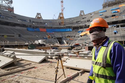 Un trabajador en el estadio Lusail de Doha, en diciembre de 2019; la cifra de muertes por las obras parece perderse en una serie de disputas que nunca permitirán saber la verdad