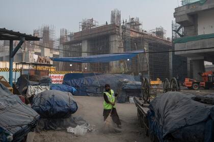 Un trabajador en la sitio de la construcción de una nueva estación de subte en Nueva Delhi. (Rebecca Conway/The New York Times)