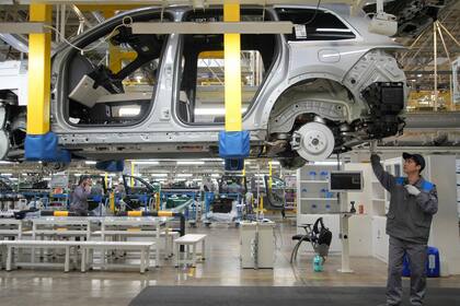 Un trabajador ensambla un vehículo en una planta de Li Auto, un importante fabricante chino de vehículos eléctricos, en Changzhou, China, el 27 de marzo de 2024. (Chinatopix vía AP)