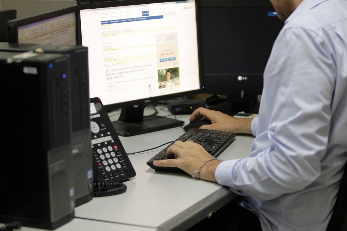 Un trabajador frente a la pantalla del ordenador