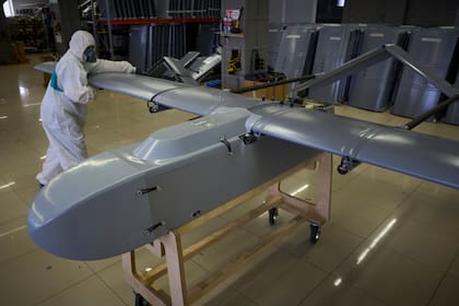 Un trabajador inspecciona un dron de combate en una fábrica secreta de Fire Point en Ucrania