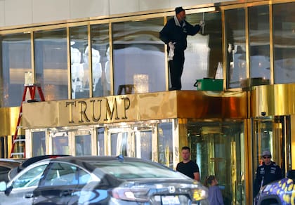 Un trabajador limpia las ventanas del Hotel Internacional Trump, el jueves 2 de enero de 2025, en Las Vegas. (Bizuayehu Tesfaye/Las Vegas Review-Journal via AP)