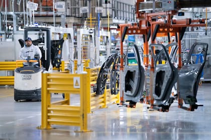 Un trabajador maneja una máquina en la planta de BMW Spartanburg en Greer, Carolina del Sur. (AP Foto/Sean Rayford, Archivo)