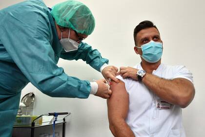 Un trabajador médico bosnio recibe su vacuna Covishield en el Hospital General de Sarajevo, el 10 de marzo de 2021