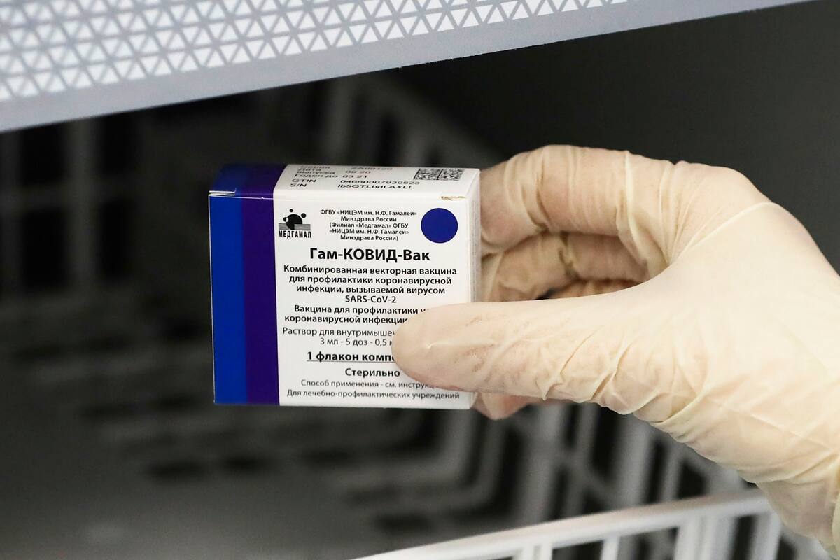 Un trabajador médico saca una caja de la vacuna contra el coronavirus Sputnik V