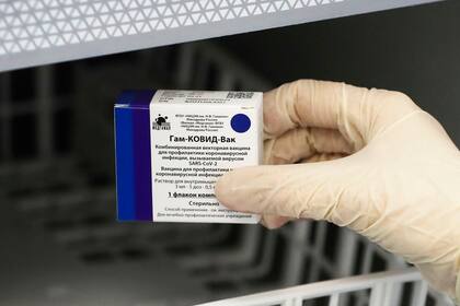 Un trabajador médico saca una caja de la vacuna contra el coronavirus Sputnik V