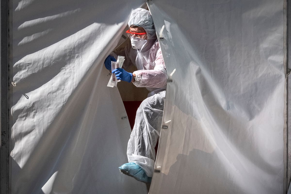 Un trabajador médico sale de una tienda de campaña de un punto de prueba para el coronavirus en el centro de Moscú