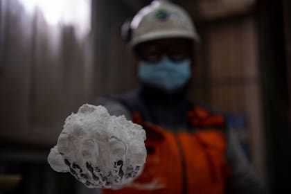 Un trabajador muestra litio al 99,9% dentro de la planta procesadora de litio El Carmen de SQM (Sociedad Química Minera) de Chile