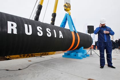 Un trabajador ruso habla por celular en la Bahía de Portovaya, unos 170 kilómetros al noroeste de San Petersburgo, durante una ceremonia sobre el inicio de la construcción del gasoducto Nord Stream.  (AP Foto/Dmitry Lovetsky, archivo)