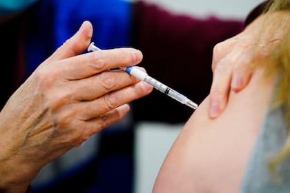 Un trabajador sanitario aplica una dosis de la vacuna COVID-19 el 15 de diciembre de 2021 durante una campaña de vacunación en el Keystone First Wellness Center de Chester, Pensilvania. (AP Foto/Matt Rourke, Archivo)