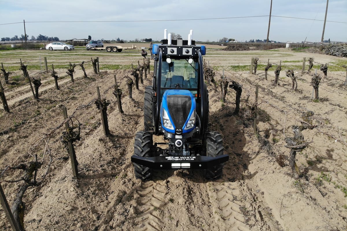 Un tractor autónomo. Foto: Twitter Blue White Robotics