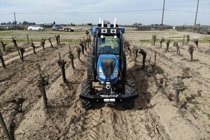 Un tractor autónomo. Foto: Twitter Blue White Robotics
