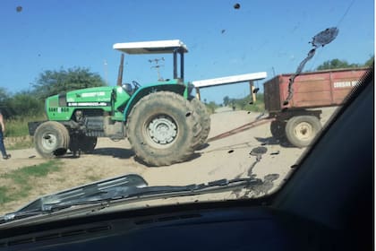 Un tractor de la Comisión Municipal de Arenales en el departamento de Jimenez, Santiago del Estero, impidiendo el paso para todo el tránsito en la ruta