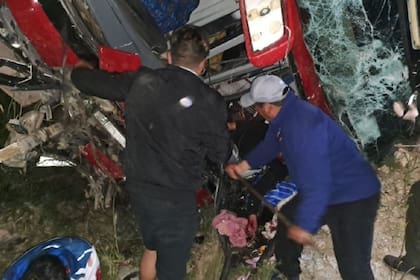 Un trágico accidente sobre la ruta que une a Sucre y Potosí, senda que transitará Boca para enfrentar a Nacional el miércoles, dejó cuatro muertos y 36 heridos