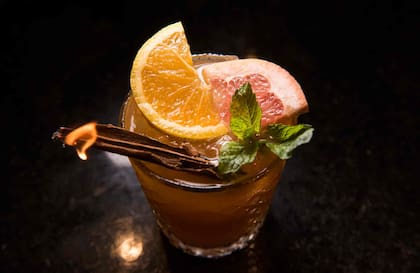 Un trago de autor en el bar Los Naranjos.