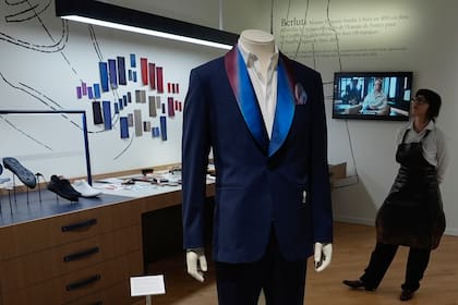 Un traje Berluti que usarán los atletas franceses durante la ceremonia de inauguración se exhibe dentro del Pabellón LVMH, que muestra creaciones de la marca de lujo francesa relacionadas con los Juegos Olímpicos de Verano de París 2024, el 22 de julio de 2024, en París. (AP/Rebecca Blackwell)