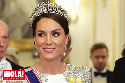 Un traje con capa de crêpe con bordados en los hombros, alhajas de diamantes y una tiara muy especial --la Lover’s Knot--, un estilismo con el que la actual princesa de Gales rindió homenaje a lady Di.