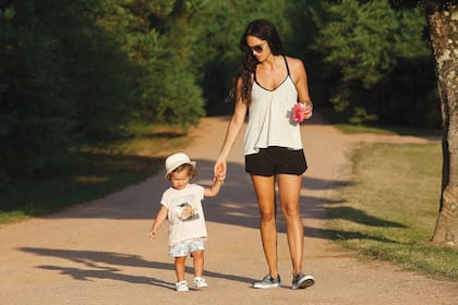 Un tranquilo paseo de la mano de mamá por la finca, vecina de la chacra que tienen los Repetto-Raggi