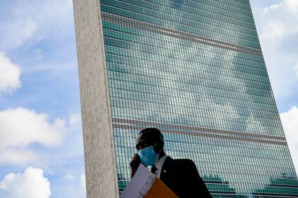Un transeúnte pasa por el exterior de la sede de Naciones Unidas, el martes 21 de septiembre de 2021, durante la 76ma sesión de la Asamblea General de la ONU en Nueva York. (AP Foto/John Minchillo, Foto compartida)
