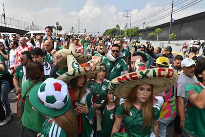 Un tránsito imposible, problemas organizativos y poco clima mundialista dominaron el día de los mexicanos