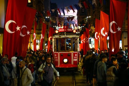 Un tranvía circula por el lugar en el que, en la víspera, se produjo una explosión, en la popular avenida peatonal Istiklal de Estambul, el 14 de noviembre de 2022. (AP Foto/Francisco Seco)