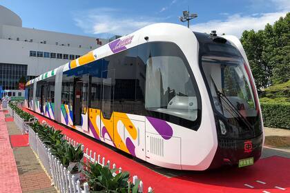 Un tranvía eléctrico autónomo chino; el modelo, que no requiere de rieles, sino que funciona sobre el pavimento convencional, se probará también en Australia, usando pilas de hidrógeno en vez de baterías para darle una mayor autonomía