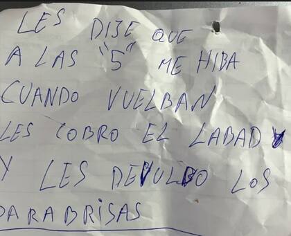Un "trapito" le dejó una nota a una joven que no le pagó el lavado.